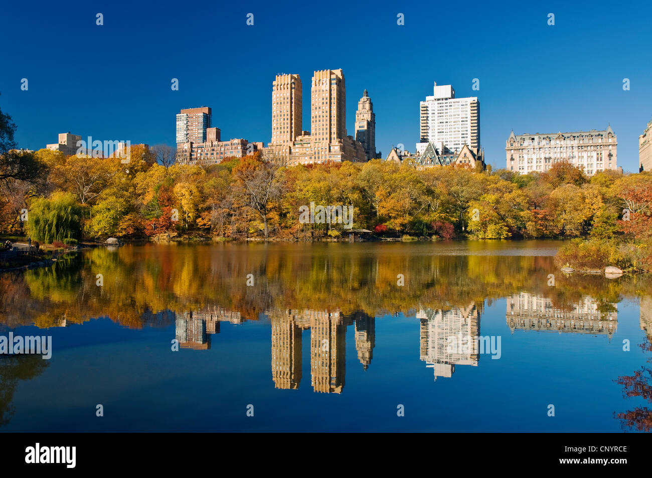 Central Park Autumn Lake Central Park West Skyline Foto de stock