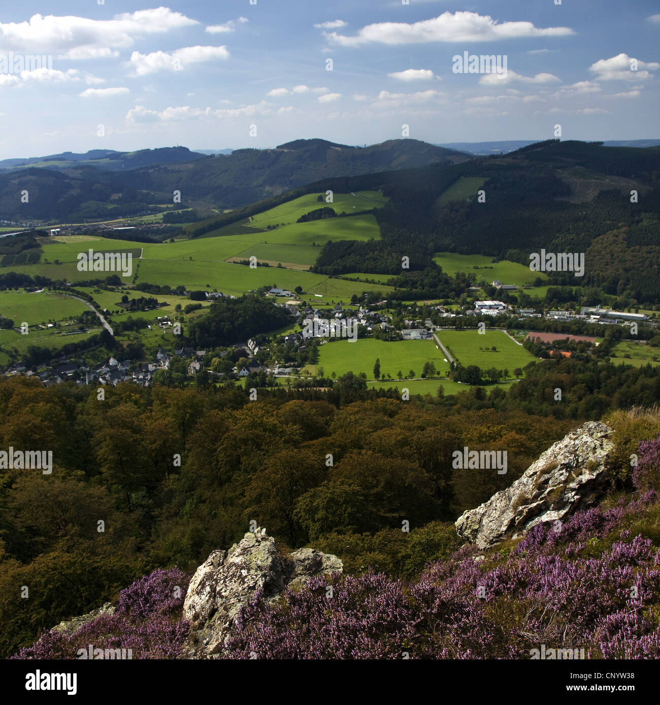 Vista de Bruchhausen de Bruchhauser Steine, Alemania, Renania del Norte-Westfalia, Sauerland, Olsberg Foto de stock