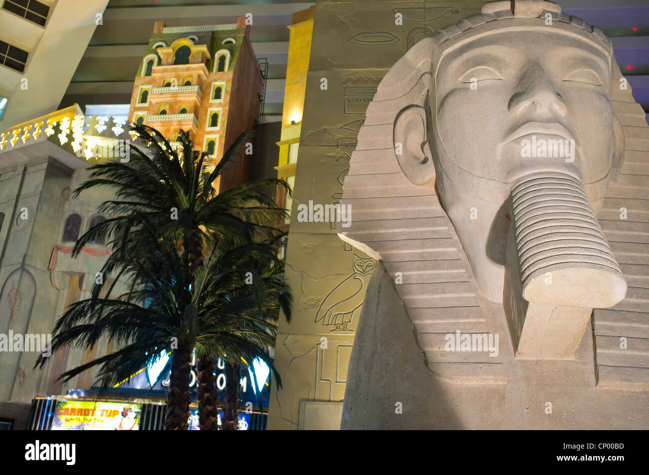 La estatua de la esfinge dentro del Luxor Hotel and Casino Las Vegas Foto de stock