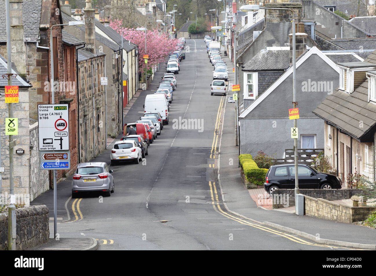 Vista al sur por High Street, luego Main Street, en el pueblo de Lochwinnoch, Renfrewshire, Escocia, Reino Unido Foto de stock