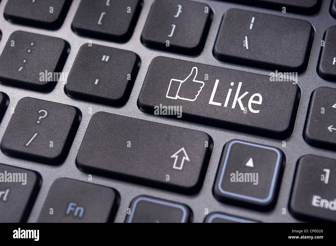 Un mensaje similar en el teclado para introducir conceptos de medios sociales. Foto de stock