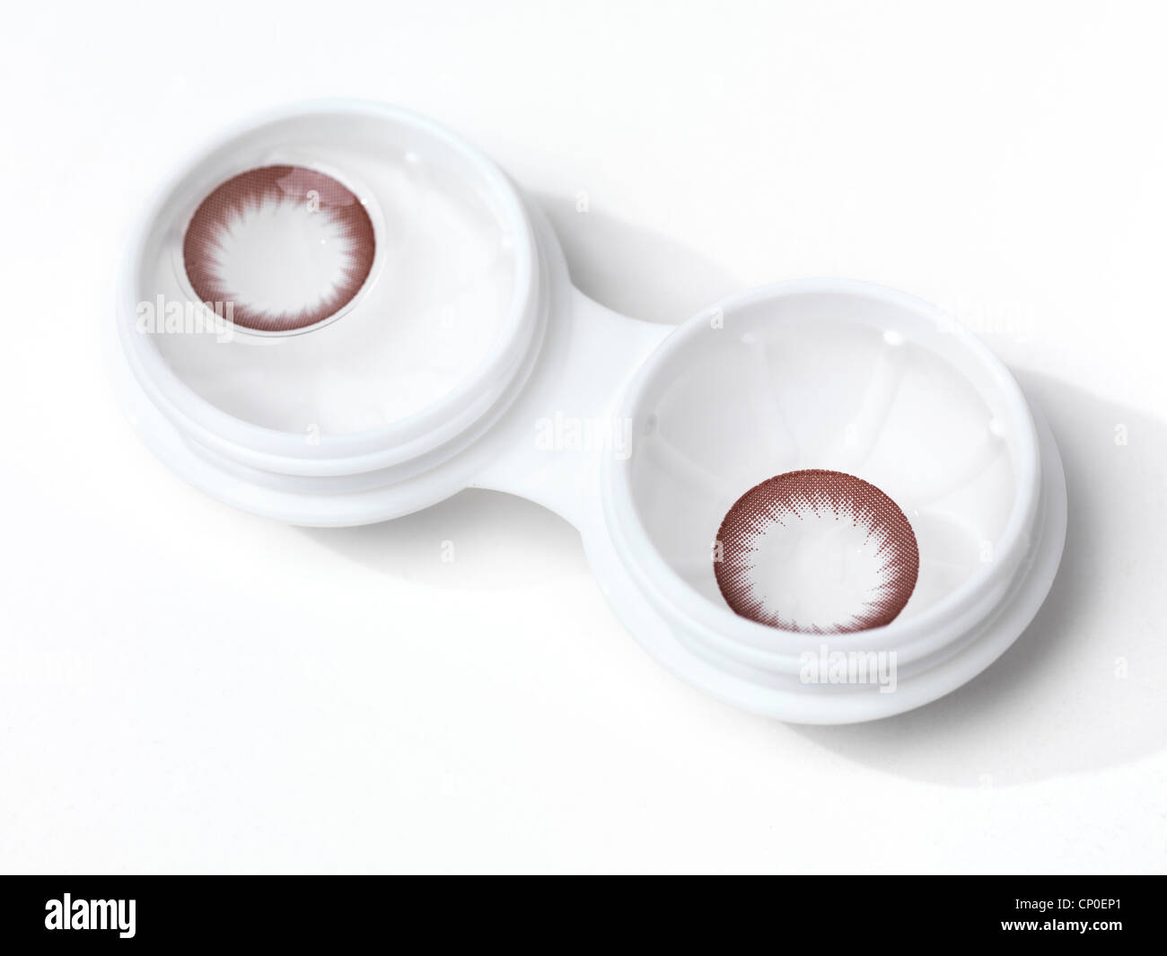 Primer plano del círculo lentes de contacto cosméticos en un contenedor  aislado sobre fondo blanco Fotografía de stock - Alamy