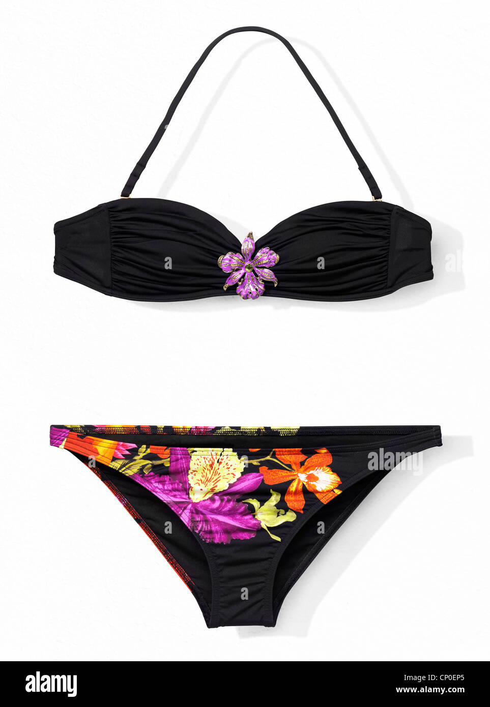 Negro traje de baño bikini de dos piezas con dibujos florales de colores  tropicales. Aislado sobre fondo blanco con trazado de recorte Fotografía de  stock - Alamy
