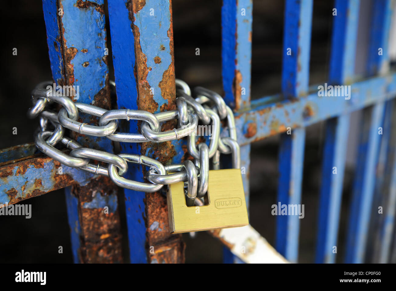 Cadena con candado en la puerta. Foto de stock