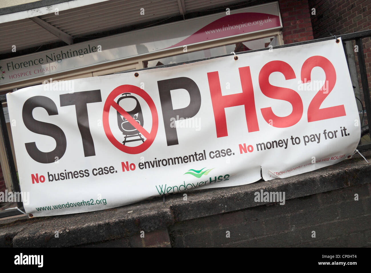 Un gran 'Stop HS2' de banner en una pared en Wendover, Buckinghamshire, Reino Unido. (Abr 2012) Foto de stock