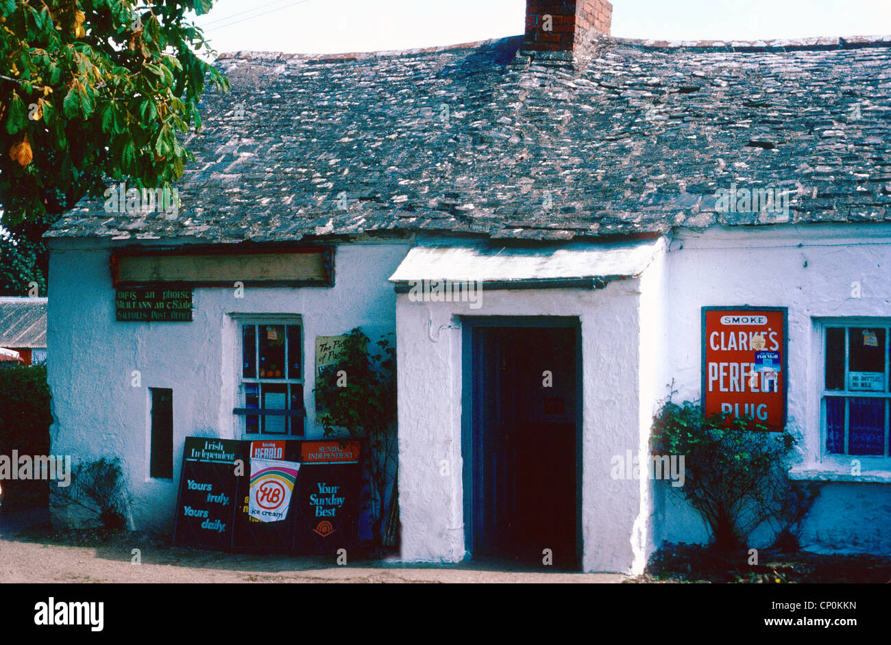 Una oficina de correos en aldea rural SALTMILLS Wexford, Irlanda Foto de stock