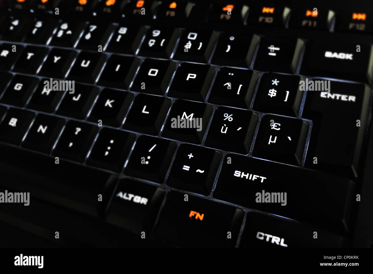 Calculador negro teclado retroiluminado iluminada con caracteres blancos sobre las teclas en la oscuridad. Foto de stock