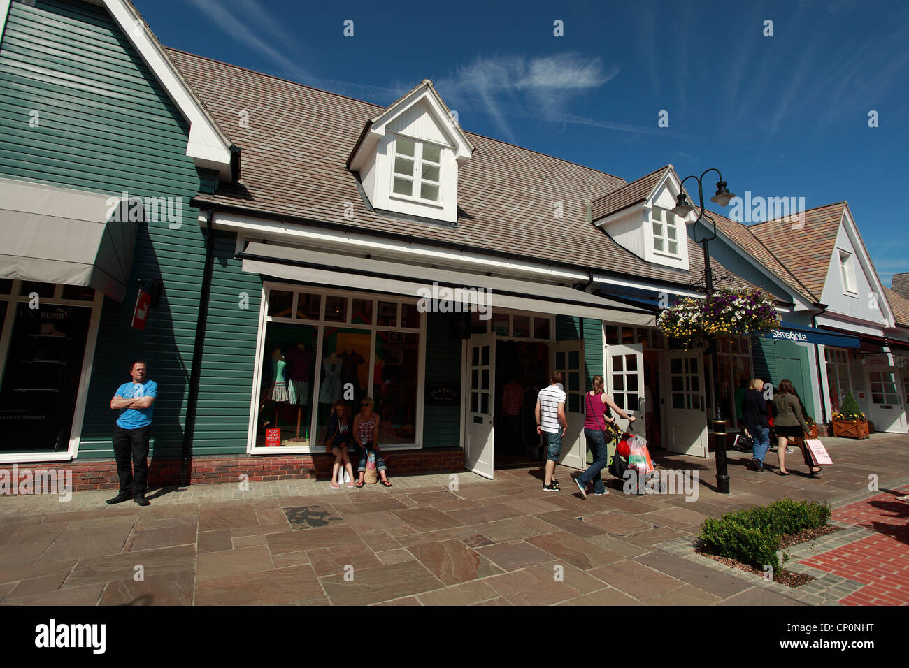 Jack Wills y compradores en el centro comercial Outlet Bicester, Oxfordshire, REINO UNIDO Foto de stock