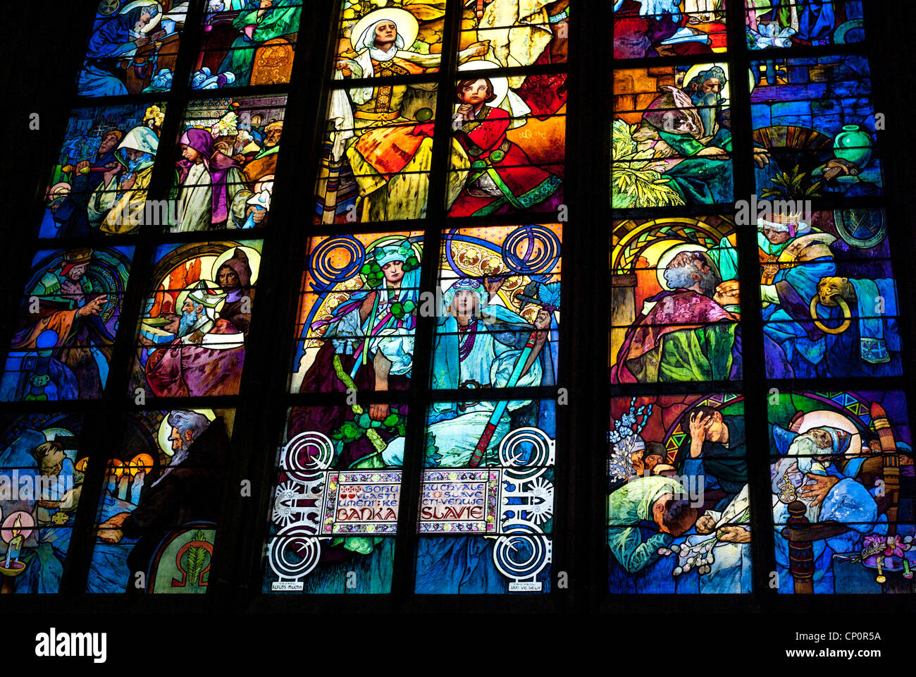 Detalle de la vidriera diseñada por Alphonse Mucha de la nave norte de la Catedral de San Vito. Praga, República Checa. Foto de stock