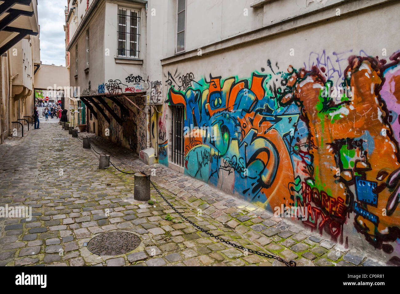 Cubierto de pintadas en la pared de la sección de Marais de París, Francia. Foto de stock