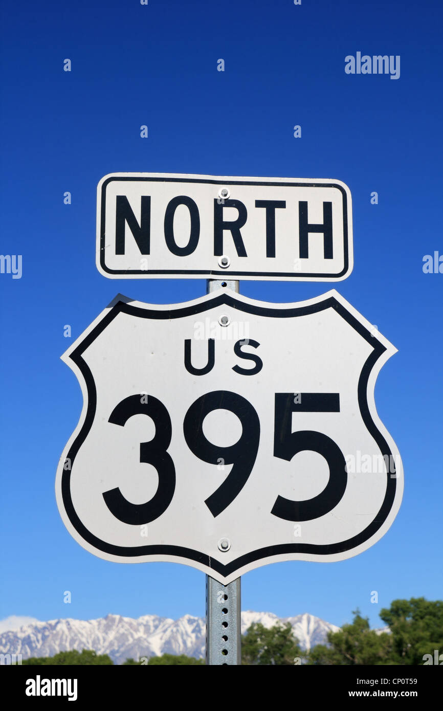 North US 395 firmar con el cielo azul y las montañas en el fondo Foto de stock