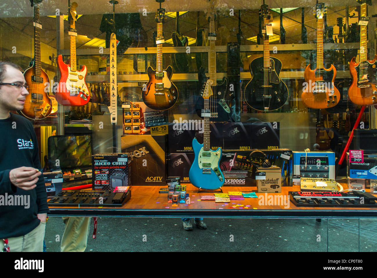 París, Francia, mostrar la ventana delantera de fabricación francesa, instrumentos  musicales, guitarras Tienda en Pigalle, 'Star' de música rock'n'roll  Fotografía de stock - Alamy