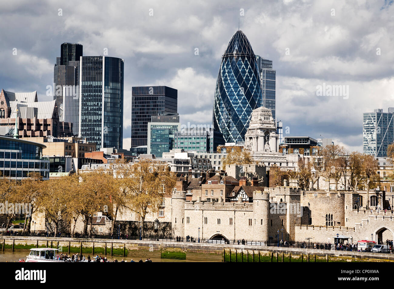 El horizonte de Londres incluyendo la milla cuadrada y la Torre de Londres, Inglaterra. Foto de stock