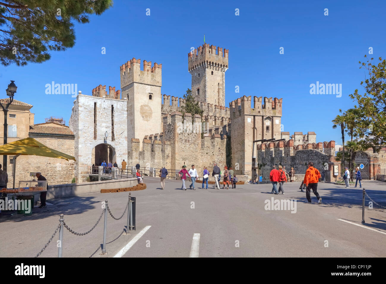 Castillo Scaliger, Sirmione, Lombardía, Veneto, Italia Foto de stock