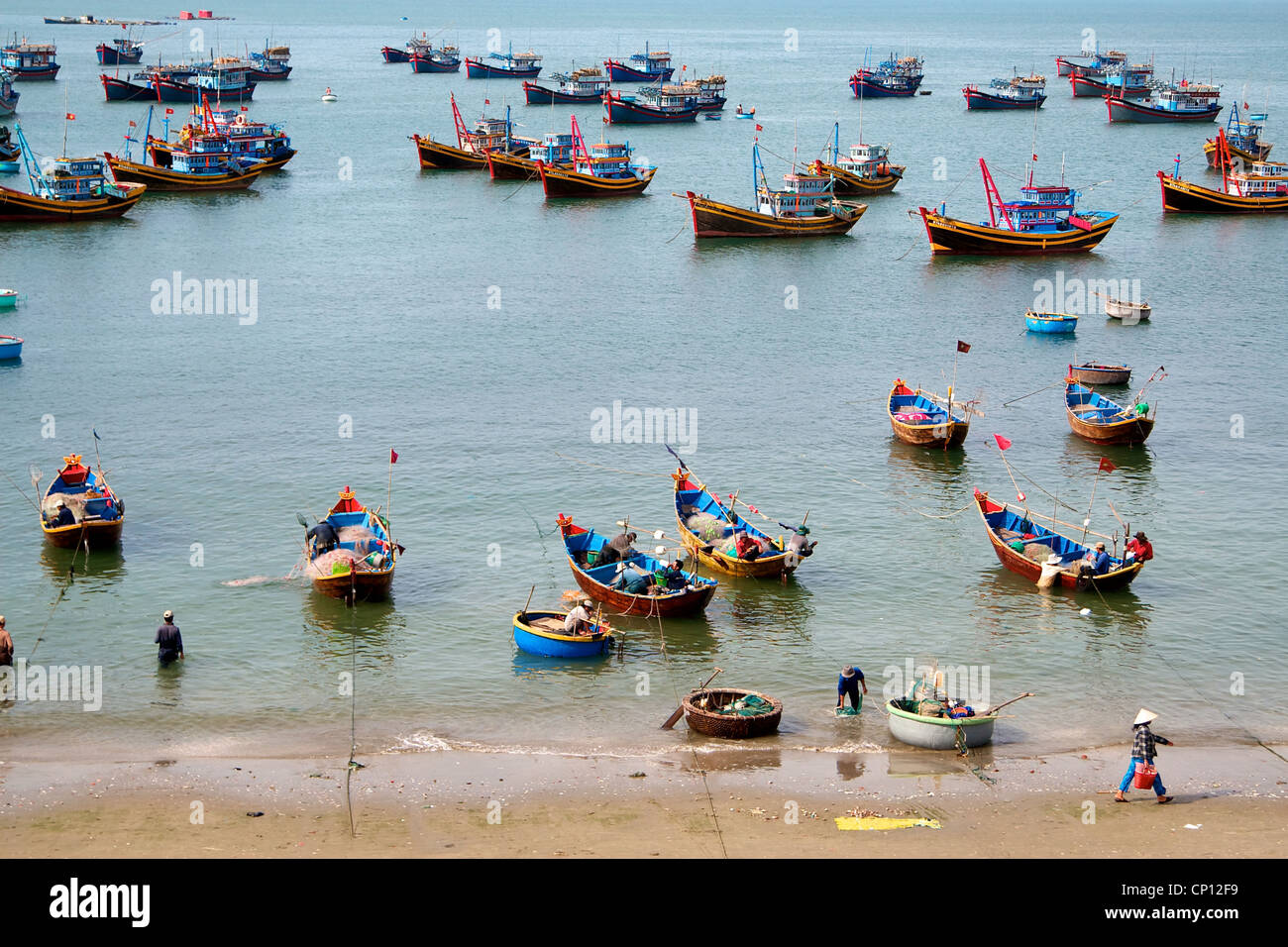 Los barcos de pesca y próspera actividad en la bahía de Mui Ne, Vietnam. Foto de stock