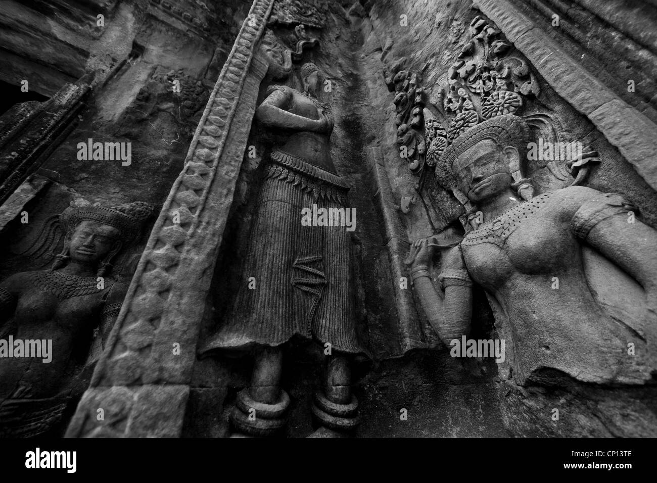 Un Apsaras, relieve de piedra tallada en el templo de Ta Keo en Asia, Angkor Wat, Camboya Foto de stock