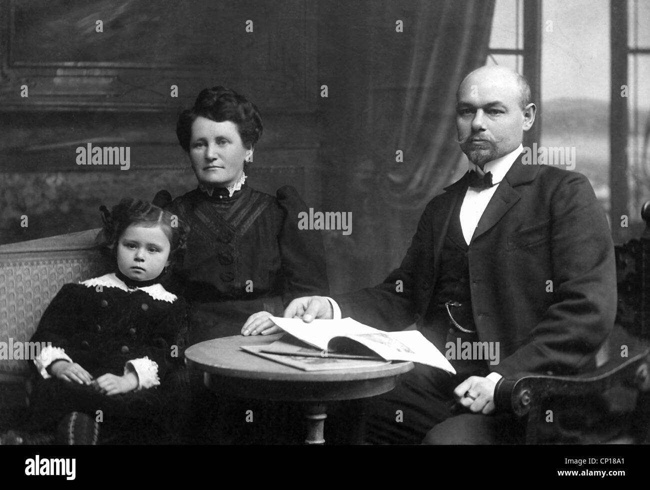 Padre Y Madre Con Hija 1900 Fotografías E Imágenes De Alta Resolución Alamy