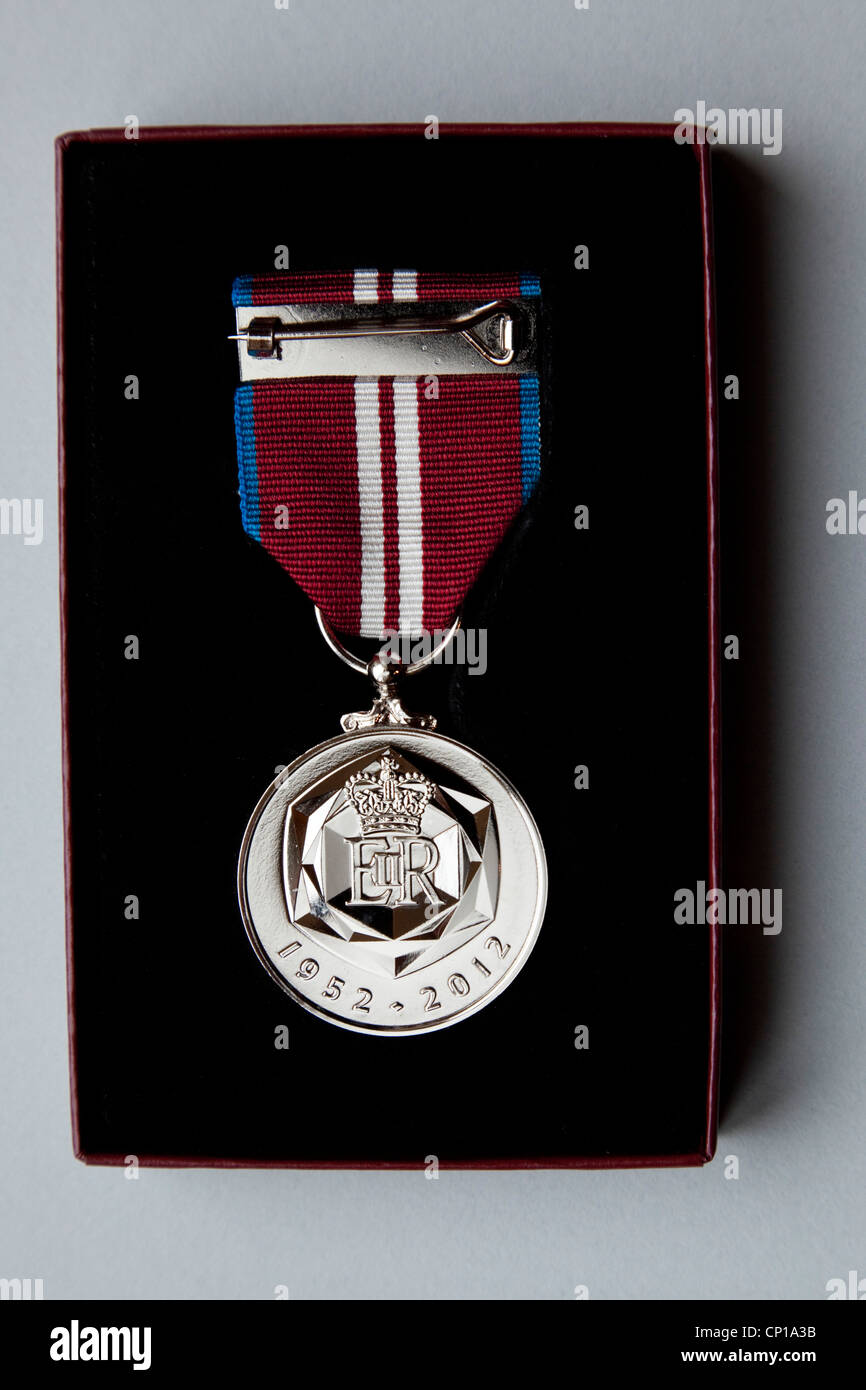 Vista atrás Queen Elizabeth 2 Diamond Jubilee medalla. Foto de stock