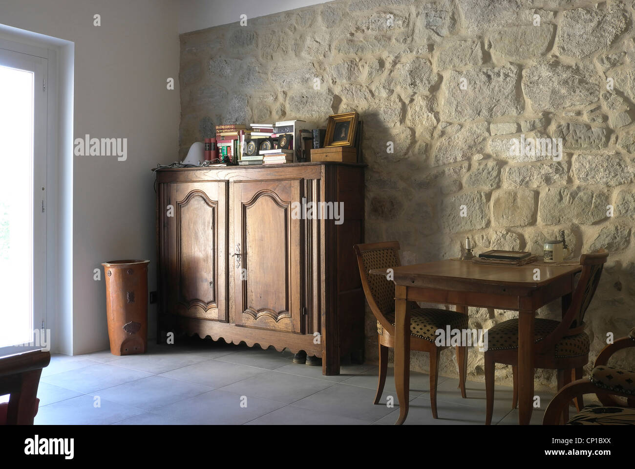 Comedor de un apartamento en planta baja con antiguos restaurados muebles  franceses e italianos Fotografía de stock - Alamy