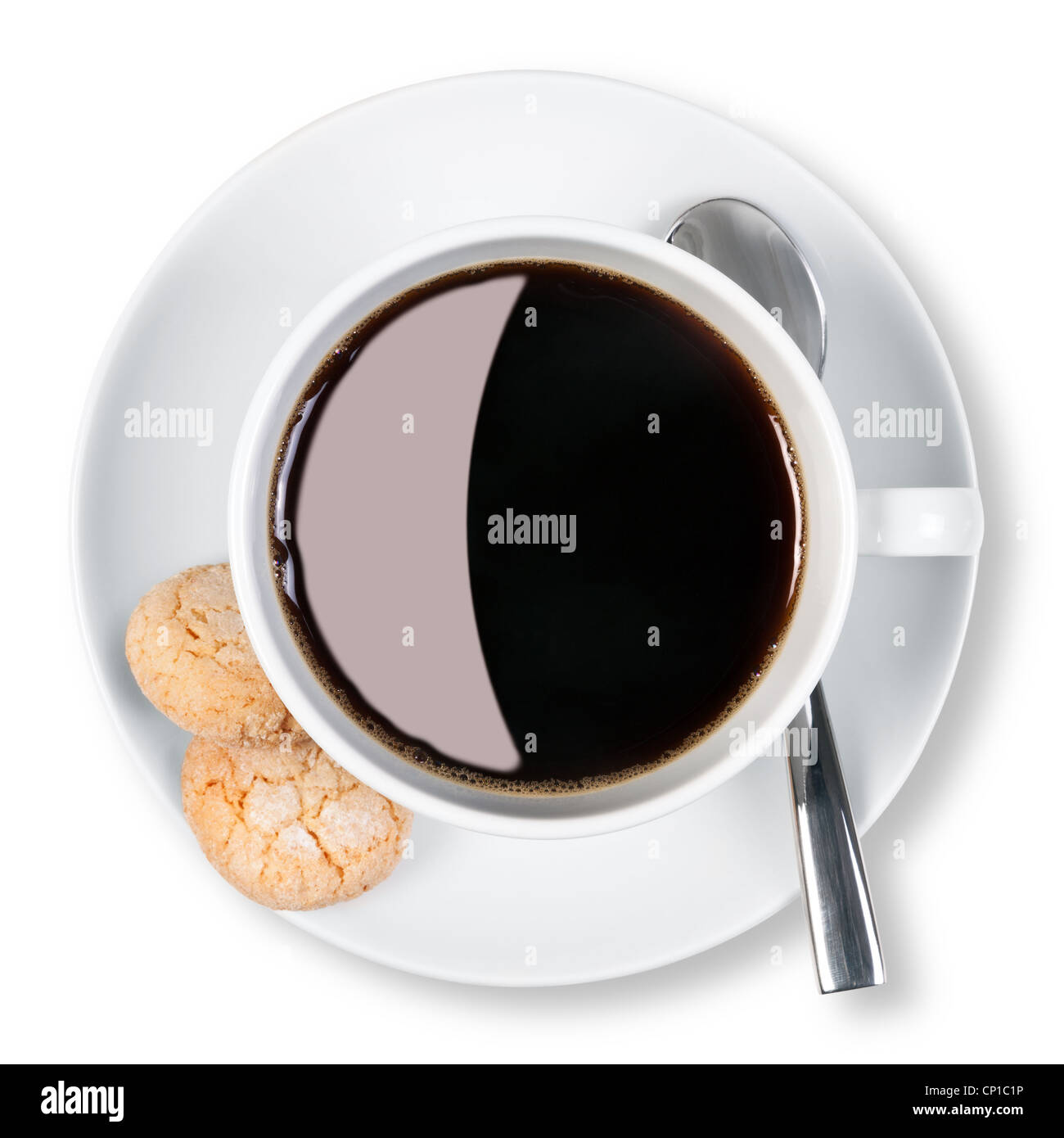 Fotografía aérea de una taza de café negro con dos amaretti galletas en el lateral, aislado en un fondo blanco. Foto de stock