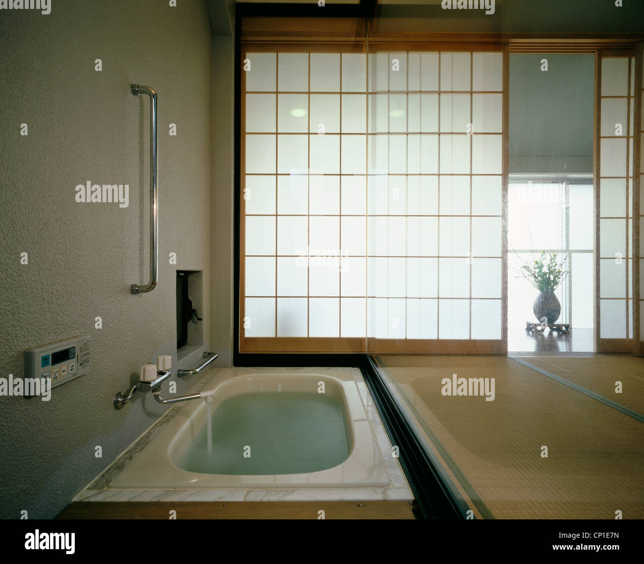 Bañera llena de agua de baño japonés tradicionalmente Foto de stock