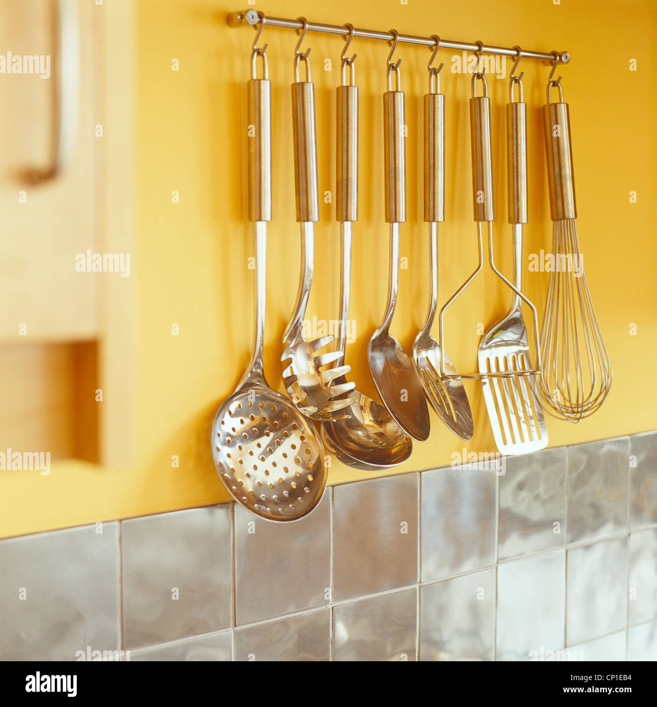 Cerrar detalle de un colgador con utensilios de cocina de acero inoxidable  Fotografía de stock - Alamy