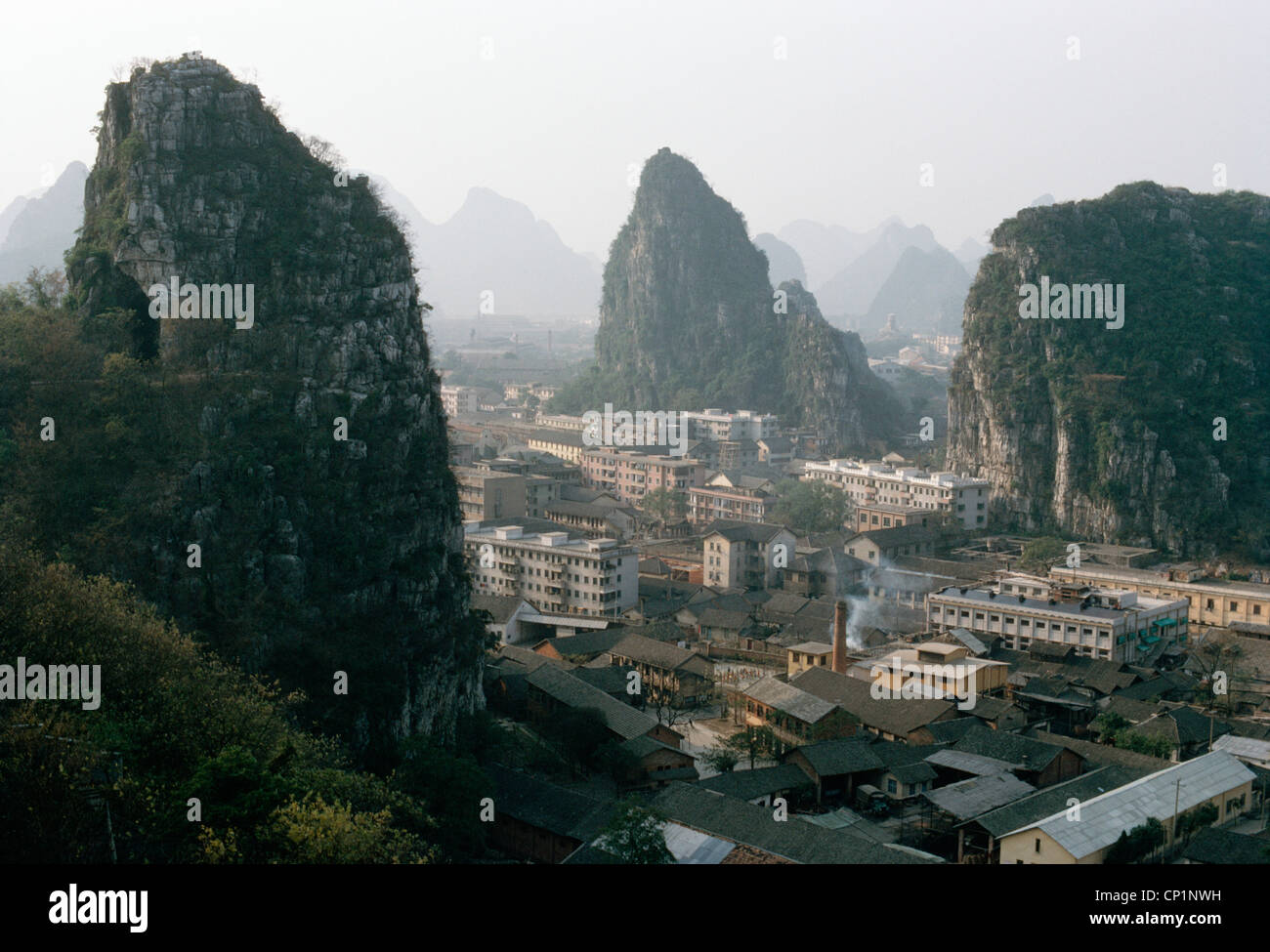 En la ciudad de Guilin, China, Diciembre de 1982. Foto de stock