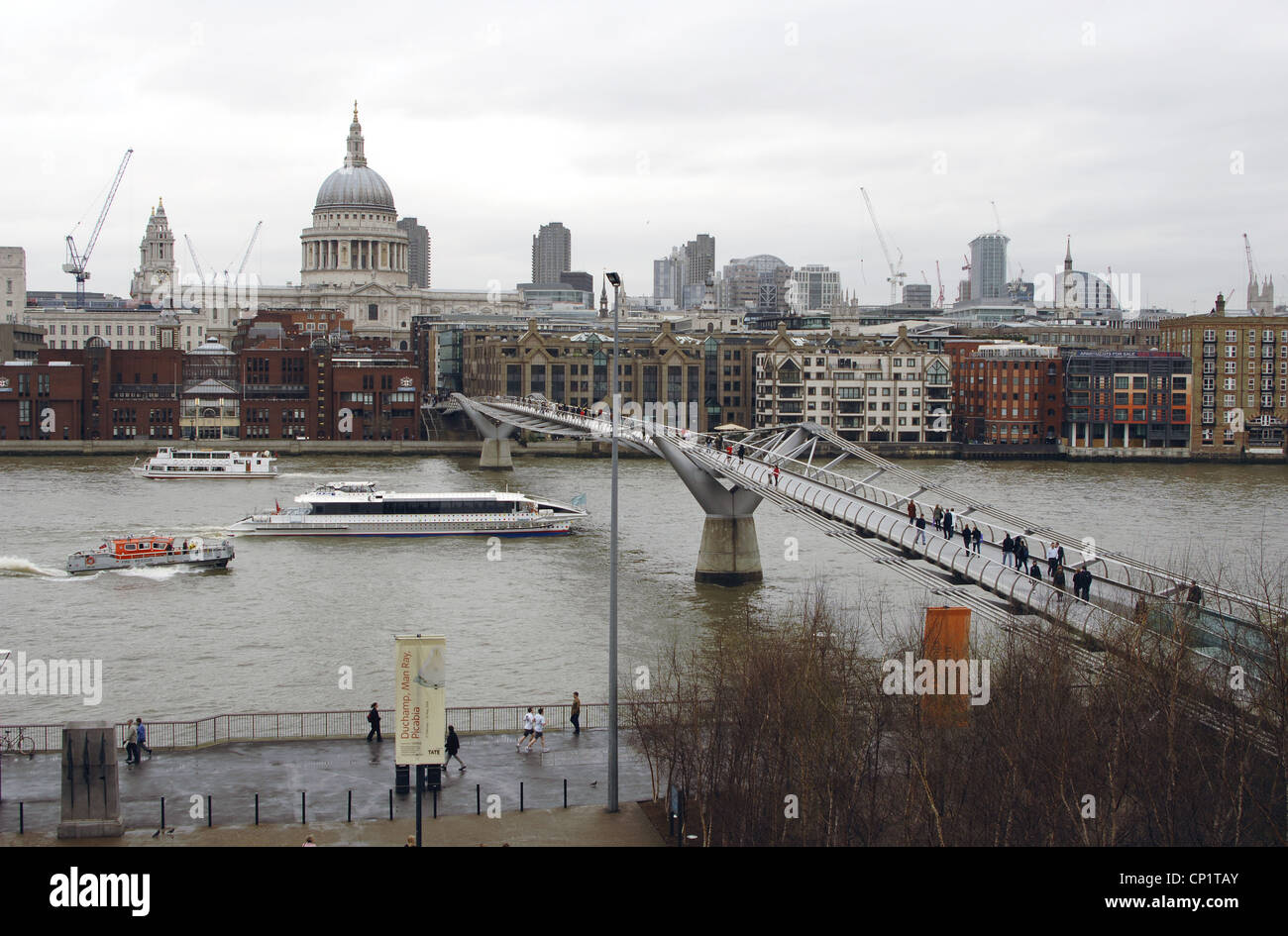 Inglaterra. Londres. Vista del Puente del Milenio sobre el río Támesis con la Catedral de San Pablo en el fondo. Foto de stock
