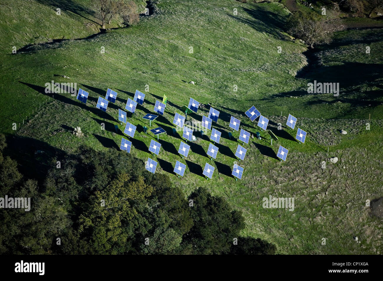 Paneles solares montañas Mayacamas Napa Valley, en California Foto de stock