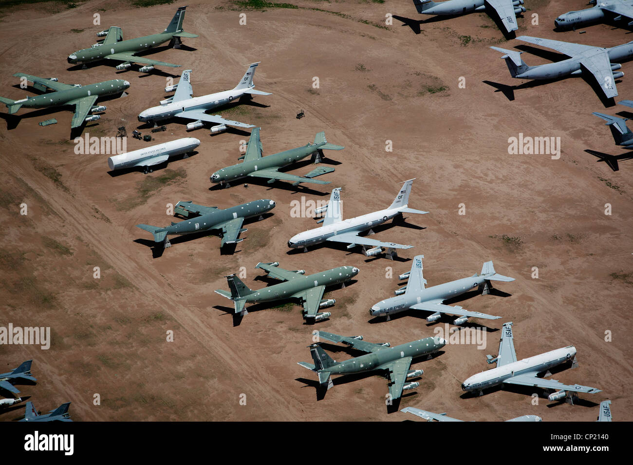 Vista aérea por encima de las aeronaves militares boneyard Tucson Arizona Davis Monthan air force base Foto de stock