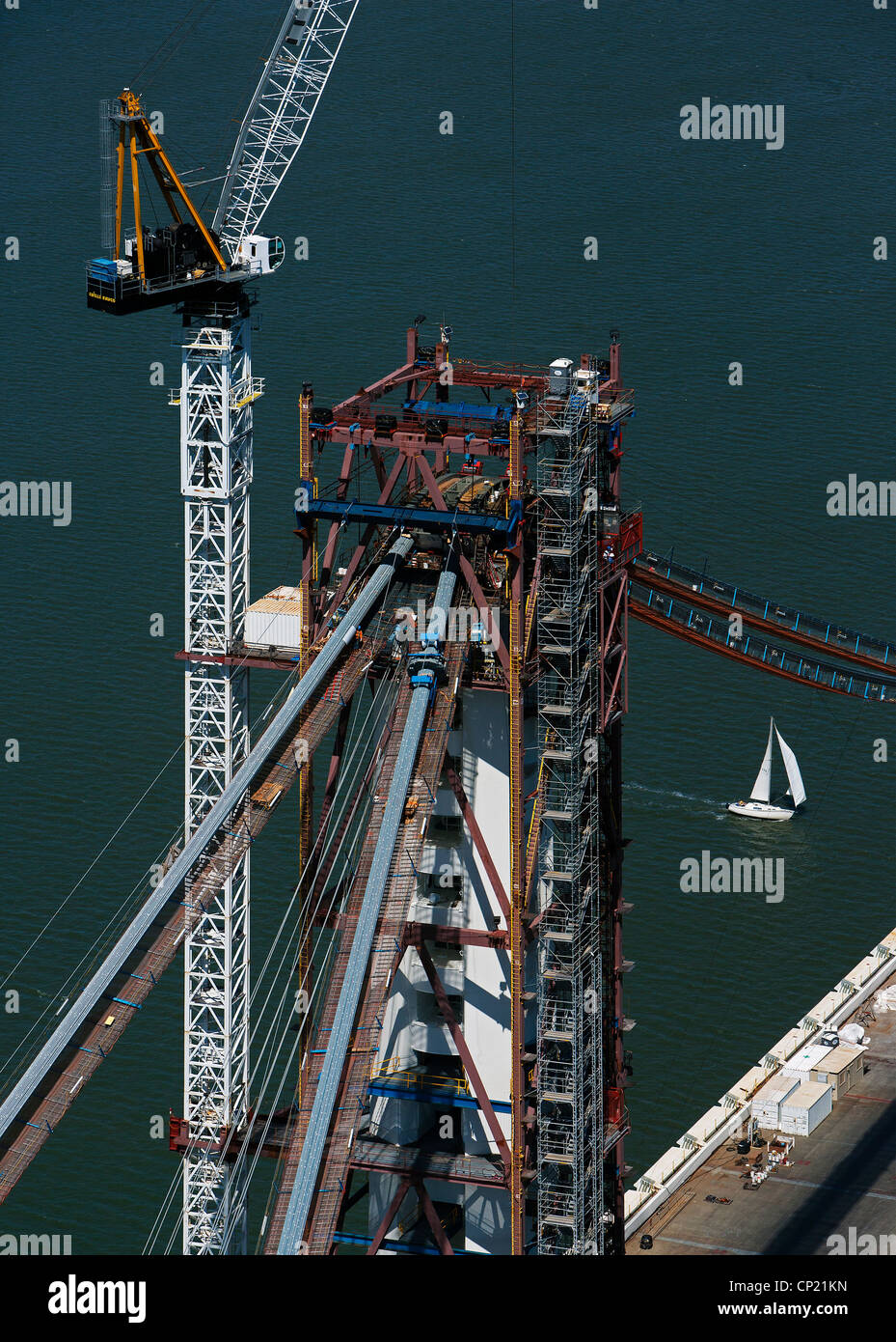 Fotografía aérea construcción grúa torre de suspensión San francisco Oakland Bay Bridge Foto de stock