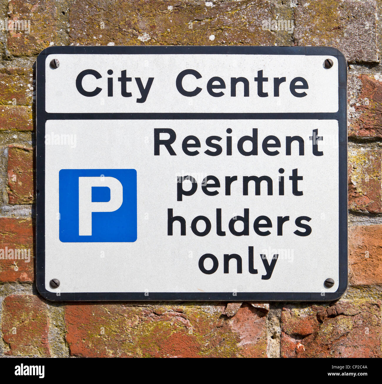 Los titulares de permiso de residencia sólo señal de estacionamiento aparcar en el centro de la ciudad Foto de stock