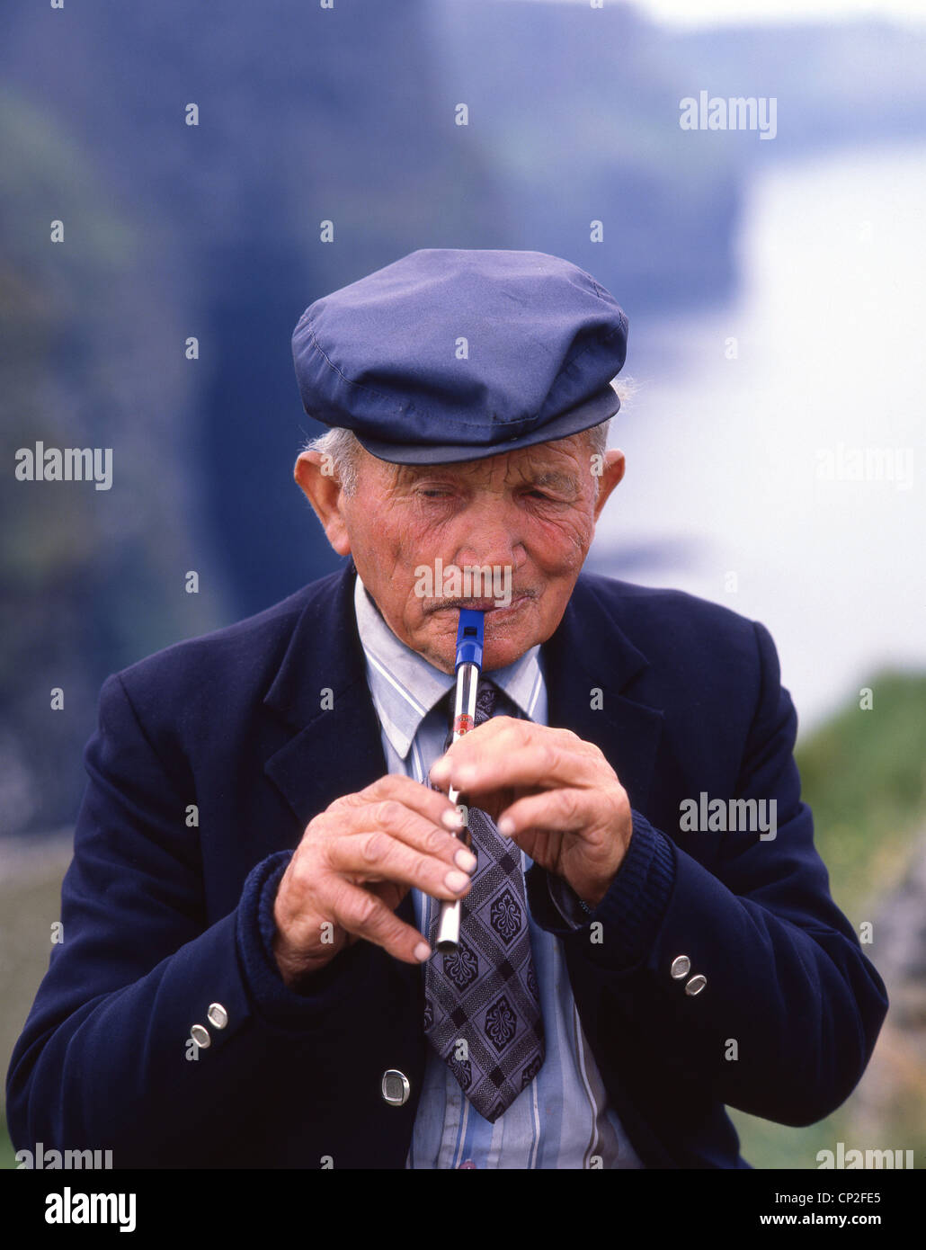 Hombre tocando el local (feadóg stáin silbato irlandés), Condado de Cork, República de Irlanda Foto de stock