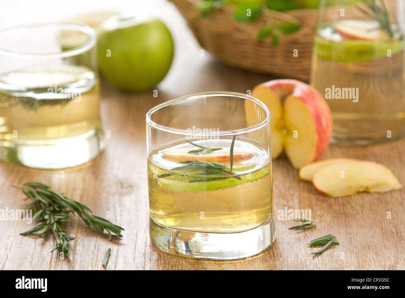 El jugo de manzana con romero Foto de stock