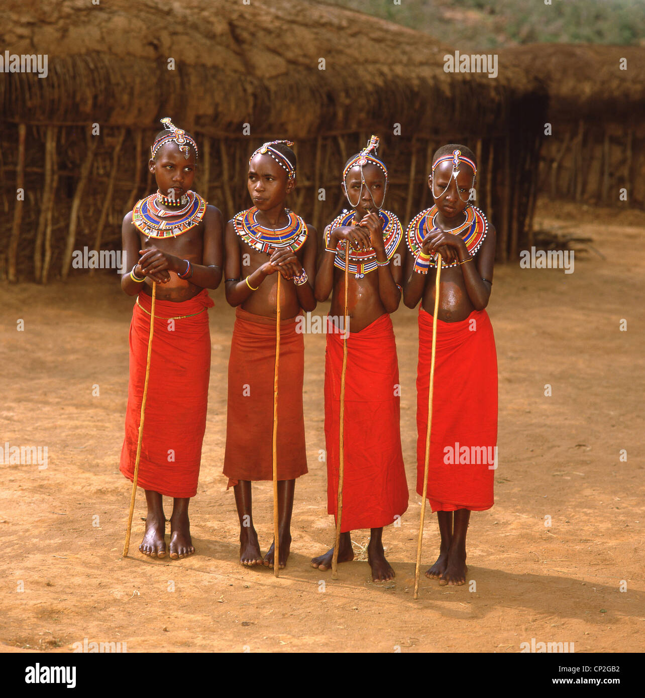 Los niños masai bailarines en la Reserva Nacional de Maasai Mara, Condado de Narok, Kenia Foto de stock