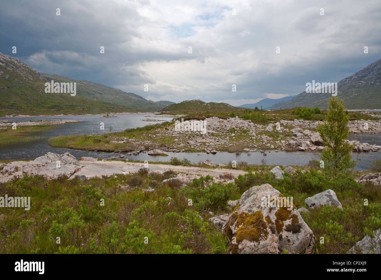 Loch Cluanie en Highlands escocesas Foto de stock