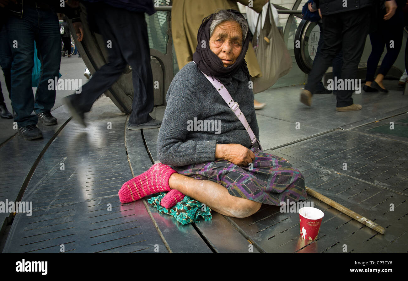 La pobreza urbana, el retrato de Aicha Roms(Rumania) gitana, de la corte de Roma, sentado en la entrada del metro a la G Foto de stock
