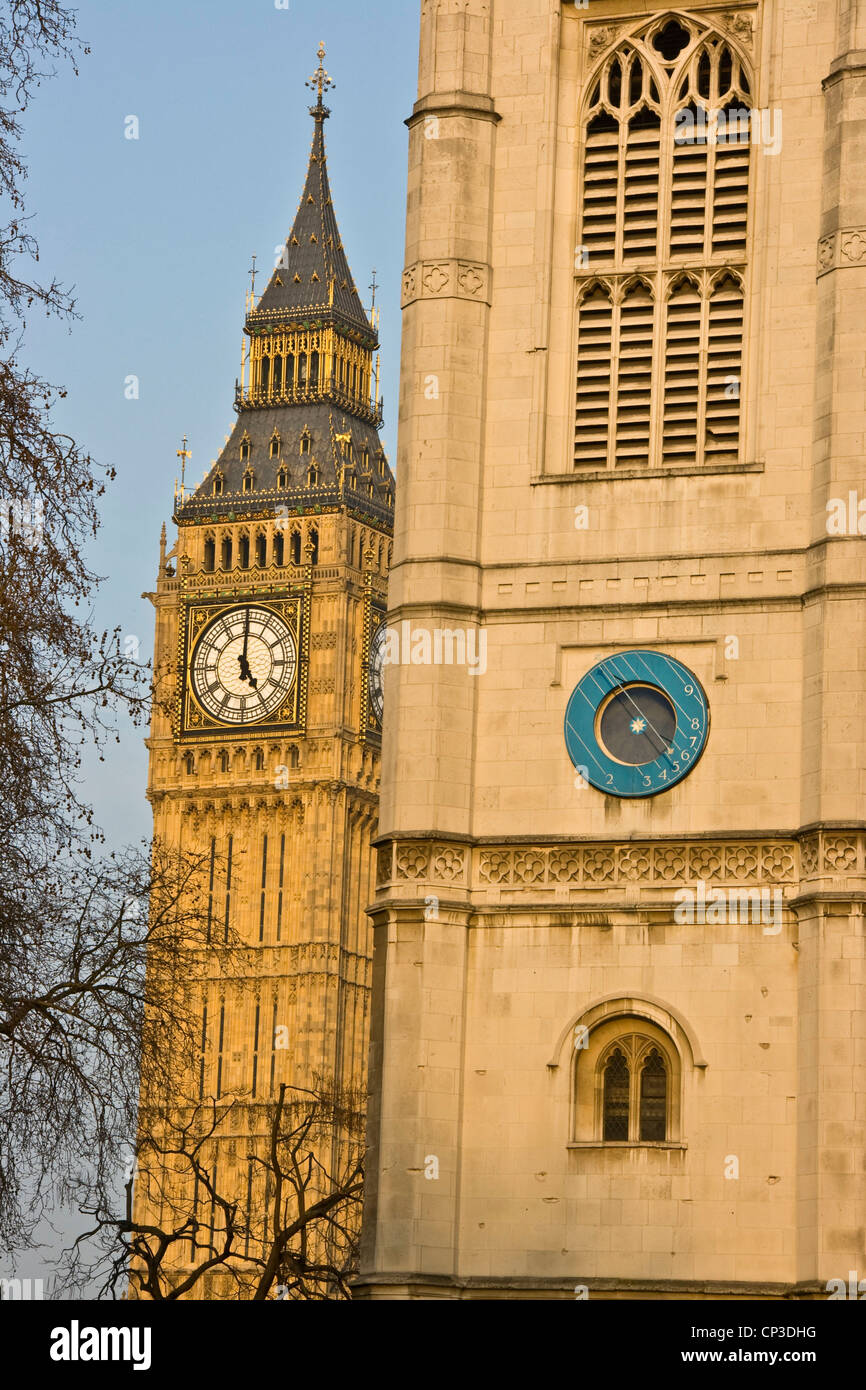 Elizabeth Big Ben torre del reloj con la Iglesia de St Margaret sundial sitio de patrimonio mundial de la UNESCO Londres Inglaterra Europa Foto de stock