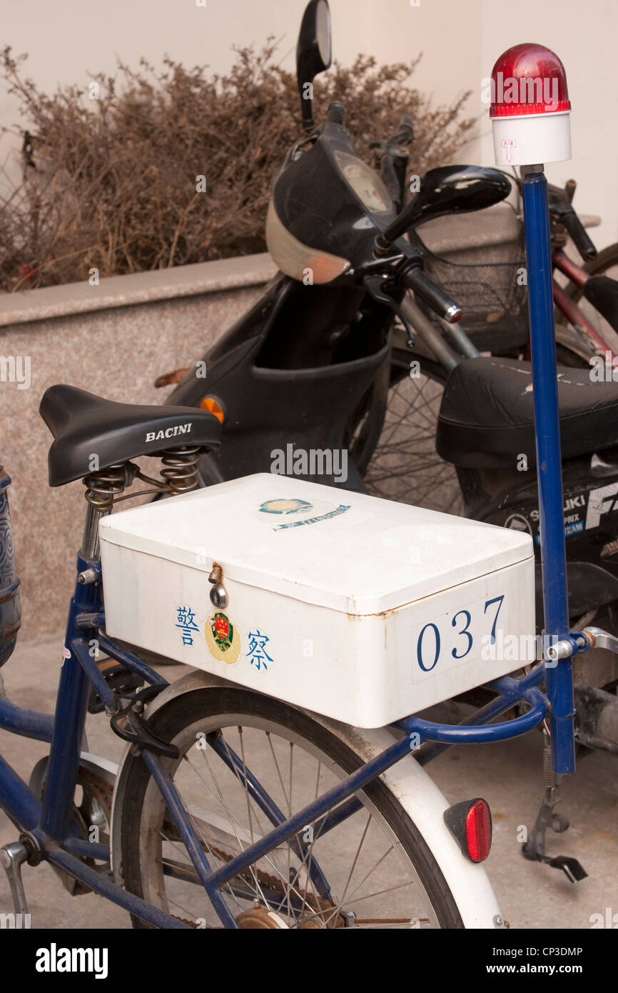 Una bicicleta de policía, aparcado en un ciclo stand, Shanghai, China. Foto de stock