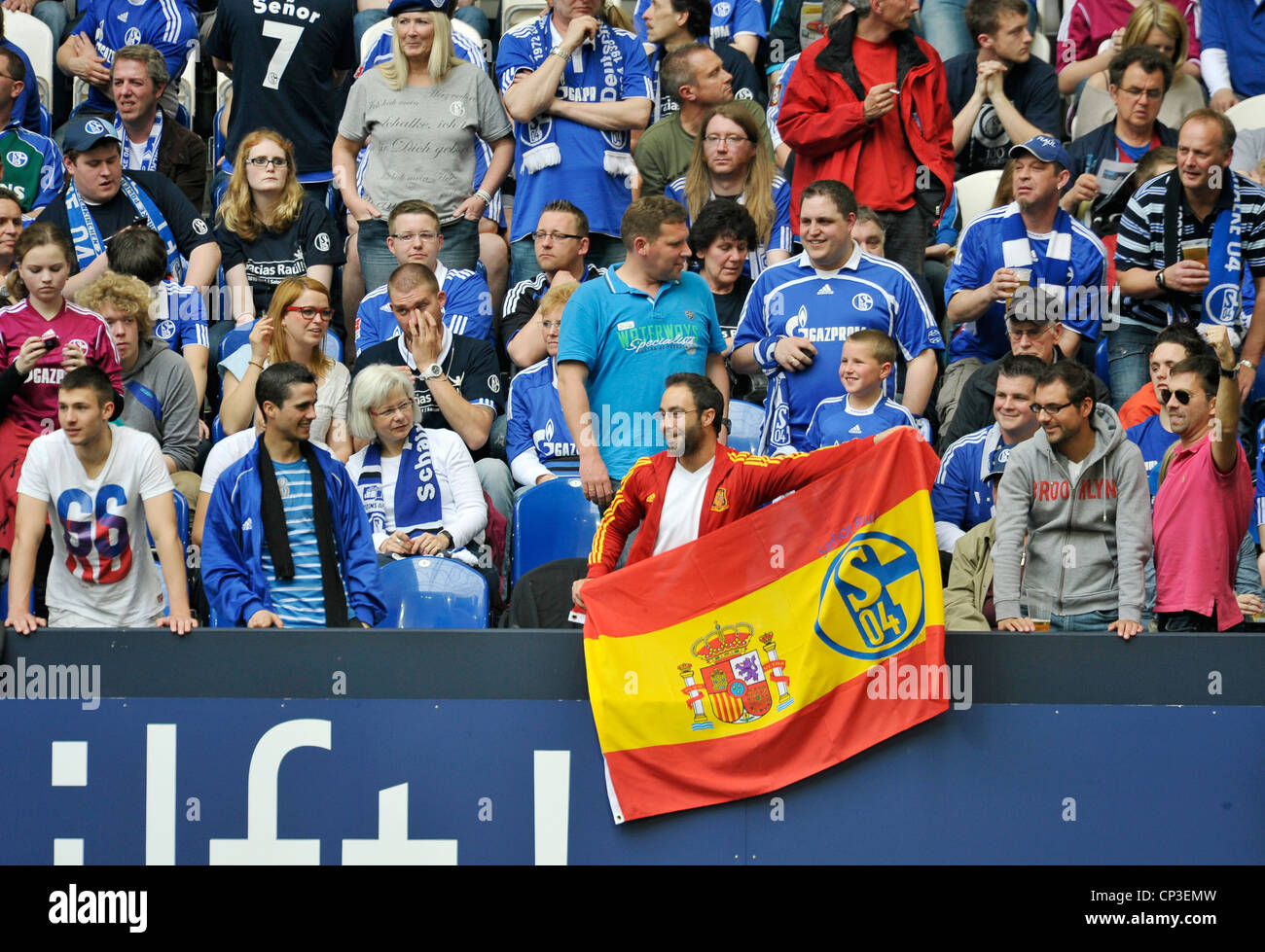Partidario del club de la Bundesliga alemana Schalke 04 con bandera española Foto de stock