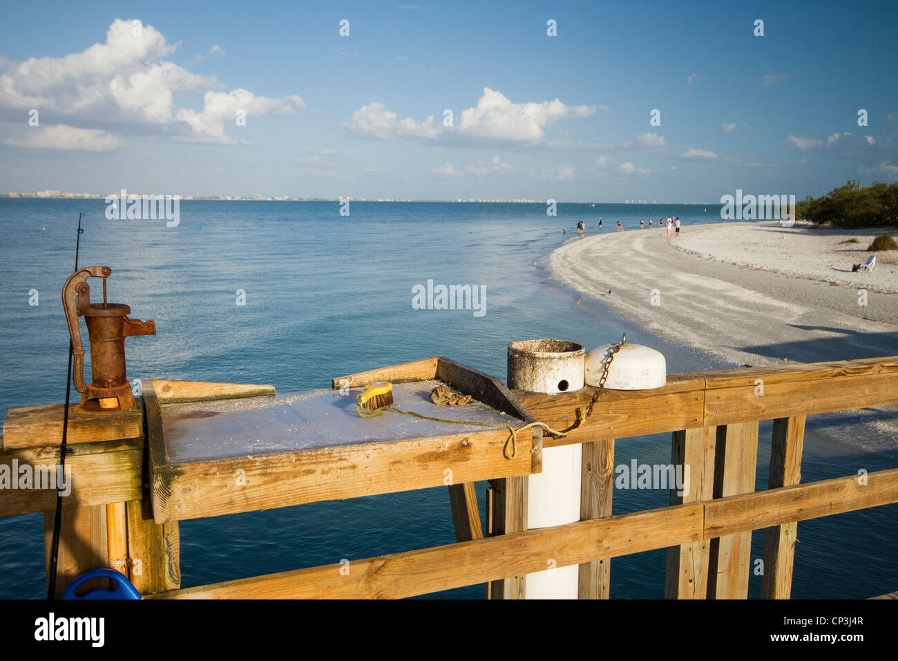 Limpiar el pescado board/tabla en Sanibel Island, Florida, muelle de pesca Foto de stock