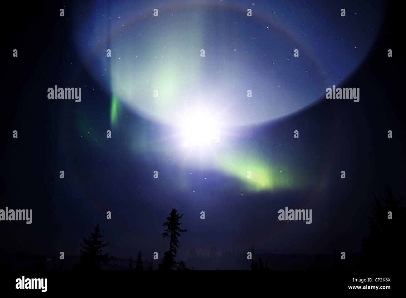 Extraño fenómeno en el cielo con una mirada de ciencia ficción creada mediante la superposición de fotos. Foto de stock