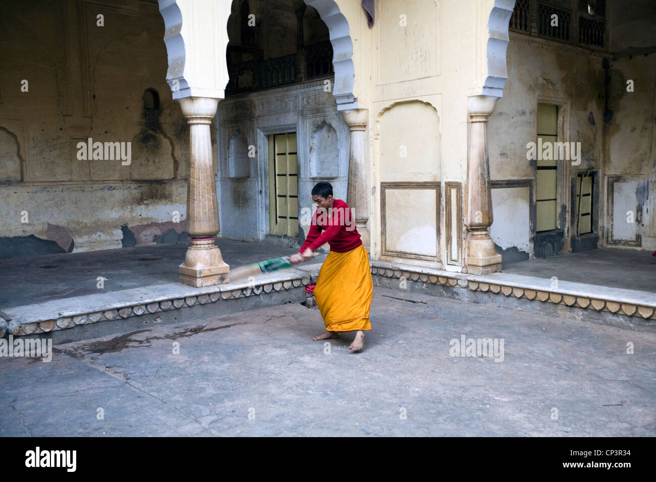 Los chicos jugar cricket dentro de uno de los edificios de la Surya Mandir (conocido como el Templo del mono), Jaipur, India Foto de stock