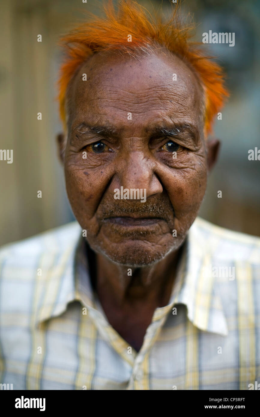 Un hombre viejo con su cabello teñido con henna, Jaipur, India Fotografía  de stock - Alamy
