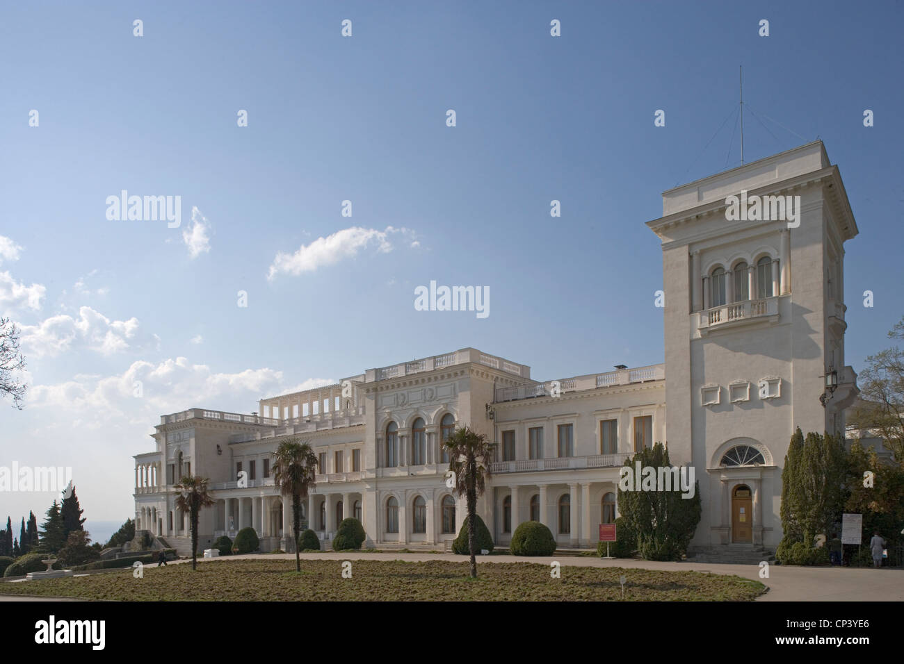 Ucrania Crimea Yalta. Palacio de Livadia (proyecto Nikolay Krasnov, 1909-1911). Nacido como residencia de verano del Zar Nicolás II, donde Foto de stock