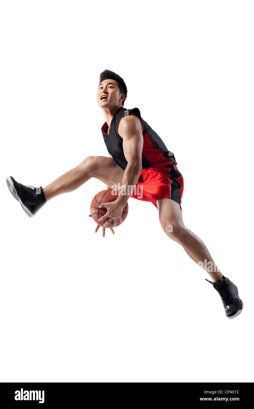 Hombre saltando haciendo trucos de baloncesto Fotografía de stock - Alamy