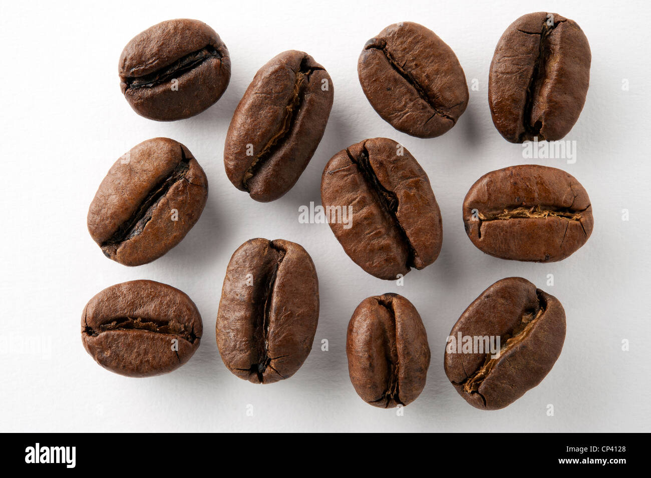 Los granos de café sobre fondo blanco. Foto de stock