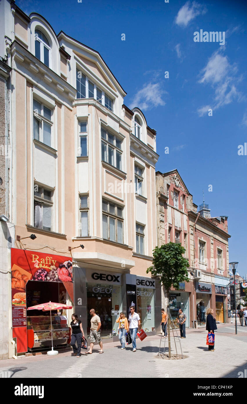 Bulgaria - Plovdiv. Los edificios a lo largo de la calle con el nombre de Alexander I, príncipe de Bulgaria Foto de stock