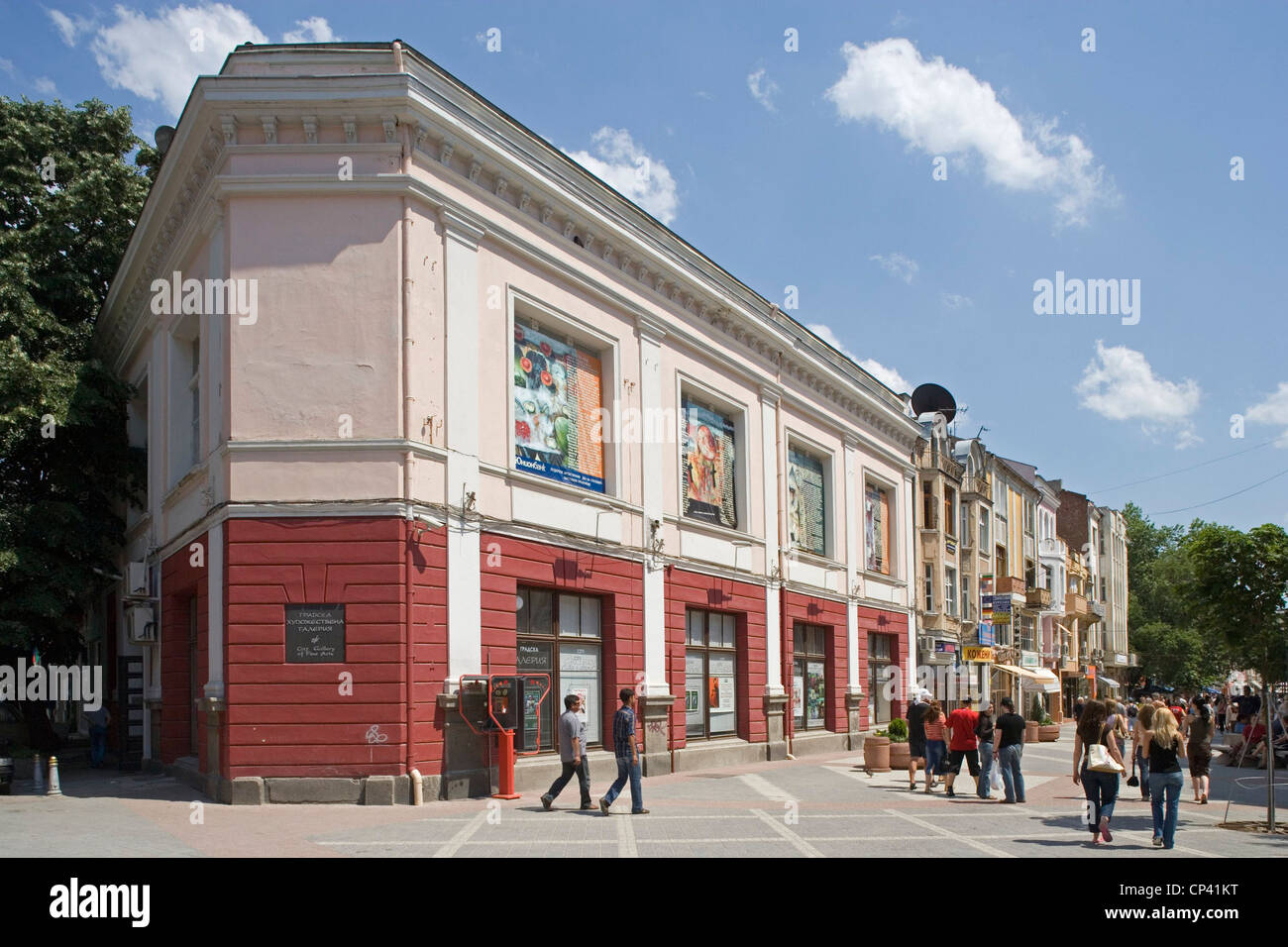 Bulgaria - Plovdiv. La construcción a lo largo de la calle con el nombre de Alexander I, príncipe de Bulgaria Foto de stock