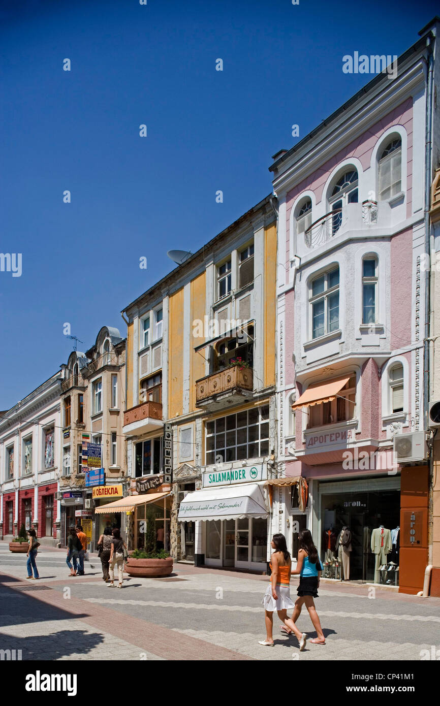 Bulgaria - Plovdiv. Los edificios a lo largo de la calle con el nombre de Alexander I, príncipe de Bulgaria Foto de stock